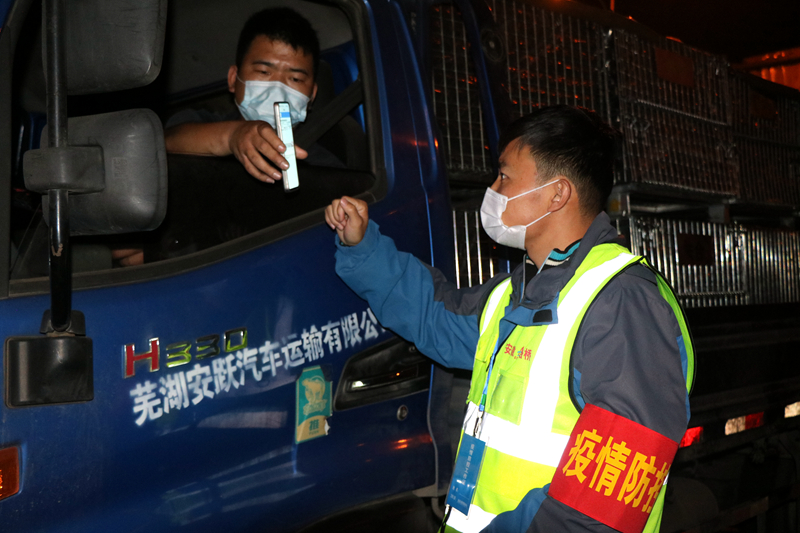 新一輪疫情發(fā)生后，安徽路橋迅速行動(dòng)，組織全體職工和勞務(wù)工人進(jìn)行全員核算檢測(cè)，筑牢疫情防控第一道防線。此外，還積極投身屬地疫情防控，踐行國(guó)企擔(dān)當(dāng)。